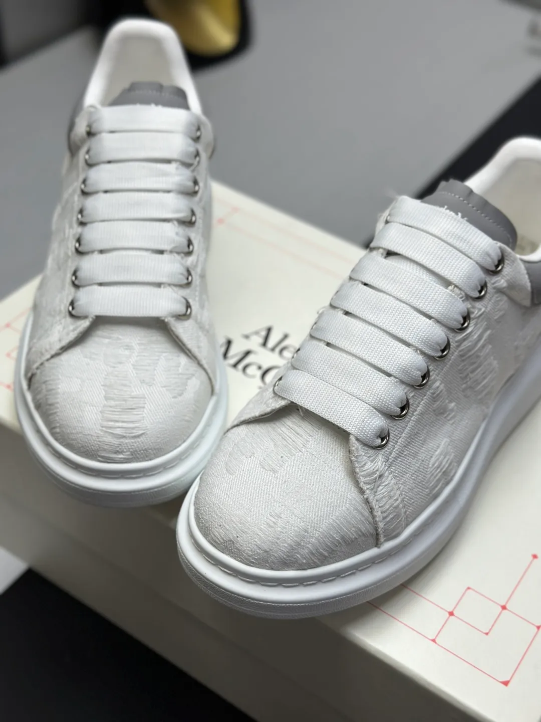 👟👟Ex-factory price 600👟👟 (🥇Top version produced in Dongguan🥇) A new upgrade of the classic McQueen white shoes. This upgrade of McQueen, which has been done for 4 consecutive years, will definitely bring you the most cost-effective ALEXANDER MCQUEEN classic in the market. If you are not confident about the quality of such a classic and world-destroying model, there is really no need to put it on the table🔙.  Purchased original version from HK counter, various demolitions.  All kinds of PKs are welcome💥.  (Anyone who has the original version at the stall is welcome🆚) The thick sole perfectly increases the elongated visual effect. The most perfect proportion of the shoe body is this last shape. The logo font on the rear tail is printed in small fonts. The logo on the foot is made of genuine leather with air-pressed colorless process. We will always update the color with the counter. 🔘Upper: genuine customized environmentally friendly full-grain cowhide 🔘Inner lining: imported mixed sheepskin (the genuine product is also sheepskin, not the cheap cowhide on the market) 🔘Sole: Exclusive molded TPU➕rubber injection molded layered outsole, (purple tail, pink tail, red tail, burgundy tail, rose gold tail sequin series, Velcro men's model needs to be customized, non-returnable) 🔘Code number 34-44 (women's size 34.40 is custom-made).